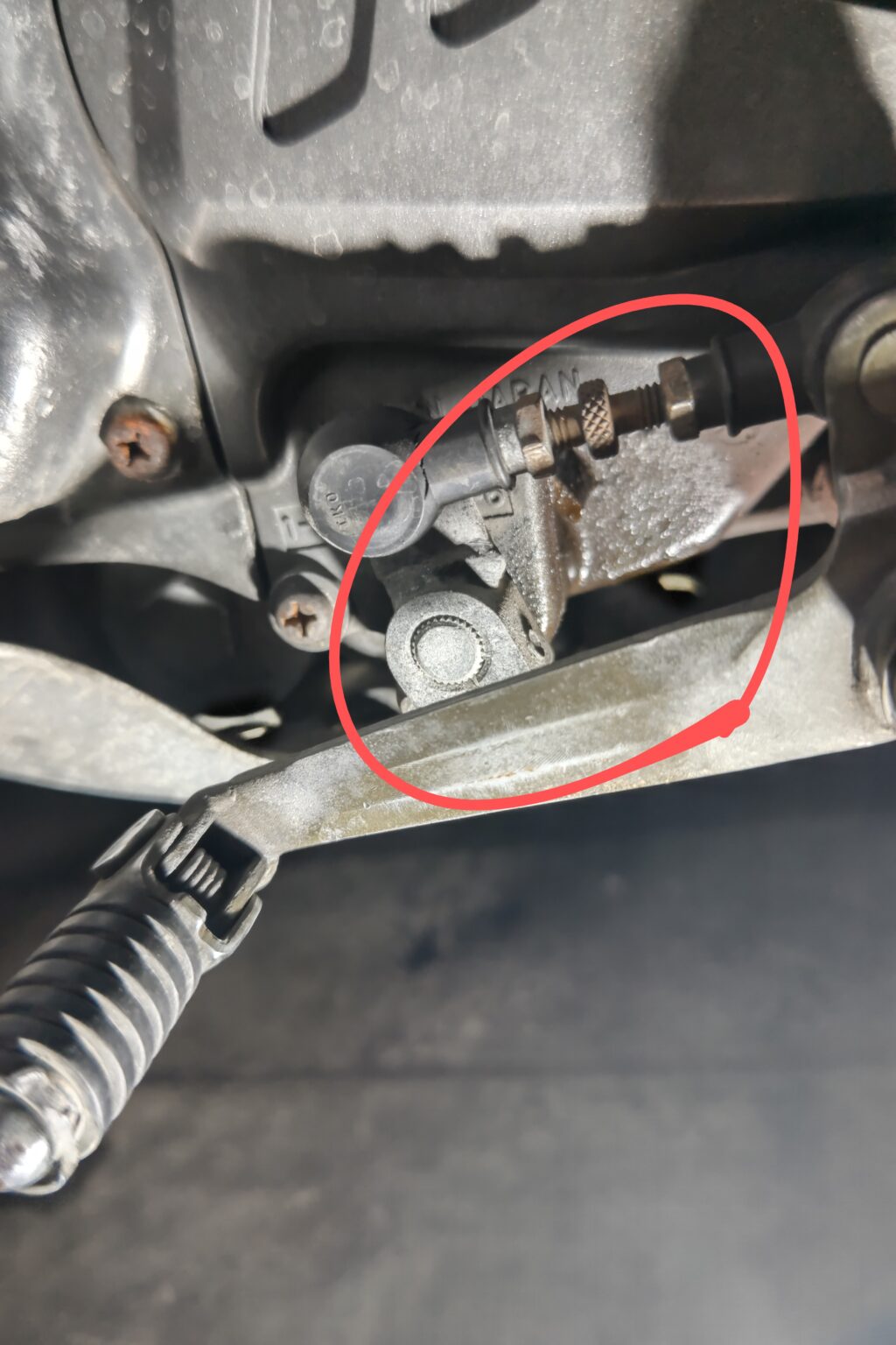 ヤマハ セロー225（1KH)のエンジンオイルの漏れの修理 muddy life