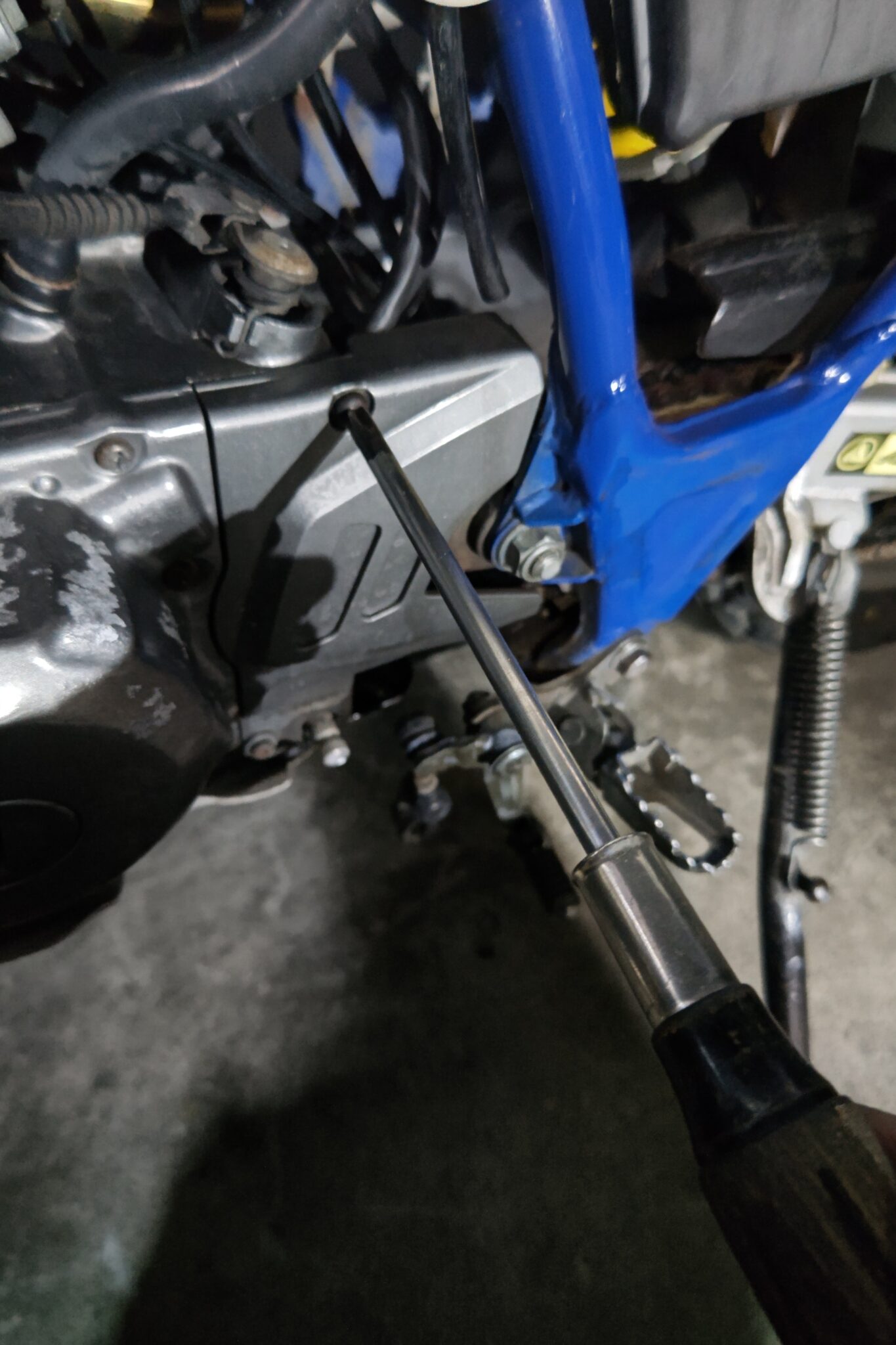 ヤマハ セロー225（1KH)のエンジンオイルの漏れの修理 muddy life