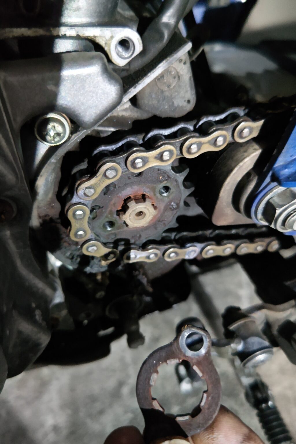 ヤマハ セロー225（1KH)のエンジンオイルの漏れの修理 muddy life