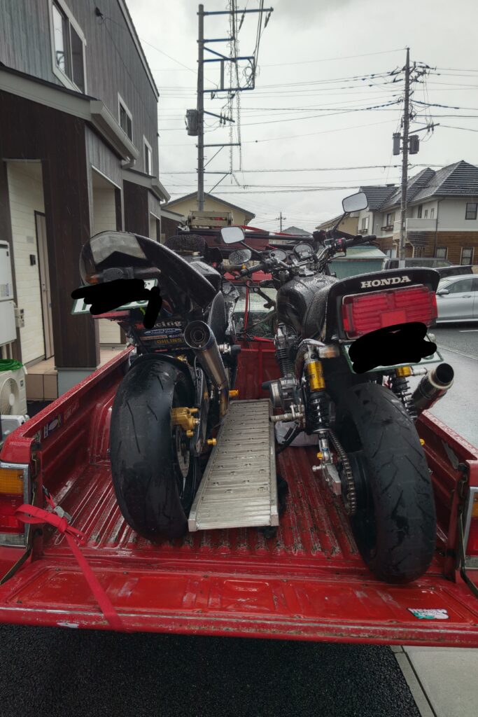 「なんで今さらマニュアルなの？」「車ばっかりよくやるね」