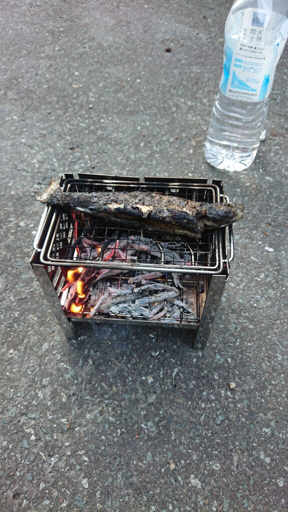 せん。 一人の整備士として、またバイク乗りとして泥臭いことをやってきた自分が、失敗を繰り返しながら「あ、これが一番心地いいな」って思えるものを見つけた独り言です。
「へぇ~」くらいで、気楽に読み流してくれれば嬉しいです。
誰かの正解じゃなく、読んでくれたの旅を見つけるための何かしらの「ヒント」になれば。そんな願いを込めて、書き進めてみます。
旅行じゃない旅!!
不自由な自由を求める。
旅って言うと大げさな感じですが、旅行ってなんだか決められた行程をこなす作業のように感じてちょっと疲れてしまうんです。
もちろん、ツーリングや複数人で行くときはそれはそれで楽しいんですけどね。
やっぱり思った通り自由に行動できるっていいなって思うんです。
「感じのよい川見つけた!!釣りしたい!!」
「今日はここで寝ようかな…」
「あっちの細い山道の先、何があるんだろう…」
「ここで飯を食う!」
そんな風に、その時の気分だけでハンドルを切る。
この先の天候が悪ければ行き先を変える。
渋滞してたら脇道を進む。
全部を自分で決めて、全部自分に返ってくる。この「不自由を楽しむ余裕」こそ、最高の遊びだと思うんです。
着続けた革ジャンを自分で塗り直したり、動かなくなったバイクをちまちま直したりするのも同じで、誰かに用意されたピカピカの新品じゃなく、自分の手で「走れる状態」にした相棒と、あえて不便な、行かないような場所へ行く。
直感でハンドルを切って、行き止まりだったら「あちゃー」って笑って引き返す。
そんな、端から見れば「無駄」だと思える時間の中にこそ、自分だけの本当の自由が詰まっている気がするんです。
車は拠点 バイクは翼
「バイクで行けばいいじゃん」ってよく言われるんですけど、車載旅には、それとはまた別の「極上の自由」があるんです。
自分にとってプロシード(ピックアップ)は、どこでも眠れる「家」であり、大切な道具を詰め込んだ「移動ガレージ」的なツールでもあるんです。
高速道路の退屈な移動や、突然の雨は車の中でやり過ごす。
で、ここぞという最高のワインディングや、細い路地の匂いを感じたい場所に着いたら、そこで初めて「翼」を降ろすんです。
重い荷物を車に預けて、身軽になったバイクで地元の空気を切り裂く。この瞬間の軽快さは、一度味わっちゃうともう戻れません。
自分の手で仕上げた相棒を、自分の運転するトラックで運ぶ。 バックミラー越しに、がっちり固定されたバイクの姿を確認するたび、「さあ、どこまで行こうか」ってニヤけちゃう。
車という「拠点」があるからこそ、バイクという「翼」でどこまでも遠くへ、安心して飛び立てる。このセットが、僕の最強のツールなんです。
自由の代償
自由って最高ですけど、そこには必ず「自分の身は自分で守る」っていう代償がついて回ります。それを痛烈に感じたのが、海外でバイクを借りたときでした。
プーケットの路地裏で借りた、見た目だけは派手なスクーター。いざ走り出してブレーキを握ったら、指がレバーを通り越してグリップに付きそうなくらいスカスカだったんです。「あ、これ死ぬかもな」って、一瞬で背中が凍りつきました。
タイヤをよく見れば、カチカチに硬化してヒビだらけ。もしあのままスコールの路面に突っ込んでいたら、今頃こうしてブログなんて書いていられなかったはずです。
「借り物だから動けばいい」なんて甘い考えは、異国の地では通用しません。 自由を最後まで楽しみ切るためには、相応の「備え」が必要なんです。 だからこそ僕は、どんな旅先でも自分の眼を信じるし、日本で自分の相棒に向き合うときは、ネジ一本の締め付けにもこだわるようになりました。
「最悪」を想定して、最高に楽しむ。 それが、不器用な僕なりにたどり着いた旅の作法なんです。
旅をとめない!!
僕が現場で最低限、これだけは譲れないのは「三種の神器」のチェック。
タイヤの「鮮度」:溝があるからOK、じゃないんです。ゴムが硬くなってないか、ひび割れてないか。
チェーンの「張り」:ダルダルだったり錆びてたりするのは、ただのパワーロス。最悪、旅先で外れたらそこで試合終了です。
ブレーキの「確信」:握った時に「止まる!」と確信できるか。レバーの遊びやパッドの残量、ここをケチるくらいなら旅には出ない方がいい。
「知識」っていうと難しく聞こえますが、これは相棒に対する「礼儀」みたいなもんです。 自分の手で少しずつ整えて、100%信頼できる状態で走り出す。この準備の時間があるからこそ、道の上で何が起きても「まあ、なんとかなる」と笑っていられる。
目的地は着いたところ
「どこまで行くの?」って聞かれるのが一番困ります(笑)。 僕にとっての目的地は、あらかじめ地図にピンを打った場所じゃない。走って、走って、「あ、ここいいな」ってエンジンを切った、その場所が目的地なんです。
広島の静かな夜の空気とか、プーケットの鼻につく熱い風、台湾の雑多な路地の匂い。 そんな、観光ポスターには載らないような「なんてことない景色」が、僕の旅の宝物です。自分で直し、自分で運び、自分の足でたどり着いたからこそ、そこは僕だけの特別な「聖地」になる。
「予定通りにいかないこと」を楽しむのが旅。 道に迷って、予定外の場所で真っ暗になっても、そこにプロシードがあればそこが寝床。 目的地に縛られず、今この瞬間、自分が立っている場所を面白がる。そんな不器用で自由な旅を、僕はこれからも続けていきたいと思っています。
旅は自立
人生、思うようにいかないことばかりですよね。 仕事で理不尽な思いをしたり、人間関係に疲れたり。僕だって、ただただ「やってらんねぇな」って投げ出したくなる夜は何度もありました。
でも、この不自由な旅を繰り返す中で、一つだけ学んだことがあります。 それは、**「自分で自分の機嫌を取り、自分の足で立つ」**という方法です。
壊れたら自分の手で直せばいい。道が塞がっていたら、別のルートを探せばいい。 そうやって旅先で一つひとつ問題をクリアしていくたび、少しずつ自分がタフになっていくのを感じるんです。この「自律」の感覚こそが、日常に戻ったときの自分を支える、目に見えない最強の武器になります。
完璧な準備なんていらなくて、まずは隣町まで走ってみる。 ボロい革ジャンを塗り直した時のような、あの小さな一歩の積み重ねが、いつの間にかあんたを遠い場所まで連れて行ってくれるはずです。
ここまで読んでくれて、ありがとう。 次はどこかの道の上で会いましょう。あんたの旅も、心から応援しています。