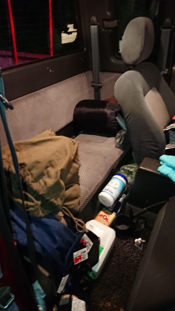 せん。 一人の整備士として、またバイク乗りとして泥臭いことをやってきた自分が、失敗を繰り返しながら「あ、これが一番心地いいな」って思えるものを見つけた独り言です。
「へぇ~」くらいで、気楽に読み流してくれれば嬉しいです。
誰かの正解じゃなく、読んでくれたの旅を見つけるための何かしらの「ヒント」になれば。そんな願いを込めて、書き進めてみます。
旅行じゃない旅!!
不自由な自由を求める。
旅って言うと大げさな感じですが、旅行ってなんだか決められた行程をこなす作業のように感じてちょっと疲れてしまうんです。
もちろん、ツーリングや複数人で行くときはそれはそれで楽しいんですけどね。
やっぱり思った通り自由に行動できるっていいなって思うんです。
「感じのよい川見つけた!!釣りしたい!!」
「今日はここで寝ようかな…」
「あっちの細い山道の先、何があるんだろう…」
「ここで飯を食う!」
そんな風に、その時の気分だけでハンドルを切る。
この先の天候が悪ければ行き先を変える。
渋滞してたら脇道を進む。
全部を自分で決めて、全部自分に返ってくる。この「不自由を楽しむ余裕」こそ、最高の遊びだと思うんです。
着続けた革ジャンを自分で塗り直したり、動かなくなったバイクをちまちま直したりするのも同じで、誰かに用意されたピカピカの新品じゃなく、自分の手で「走れる状態」にした相棒と、あえて不便な、行かないような場所へ行く。
直感でハンドルを切って、行き止まりだったら「あちゃー」って笑って引き返す。
そんな、端から見れば「無駄」だと思える時間の中にこそ、自分だけの本当の自由が詰まっている気がするんです。
車は拠点 バイクは翼
「バイクで行けばいいじゃん」ってよく言われるんですけど、車載旅には、それとはまた別の「極上の自由」があるんです。
自分にとってプロシード(ピックアップ)は、どこでも眠れる「家」であり、大切な道具を詰め込んだ「移動ガレージ」的なツールでもあるんです。
高速道路の退屈な移動や、突然の雨は車の中でやり過ごす。
で、ここぞという最高のワインディングや、細い路地の匂いを感じたい場所に着いたら、そこで初めて「翼」を降ろすんです。
重い荷物を車に預けて、身軽になったバイクで地元の空気を切り裂く。この瞬間の軽快さは、一度味わっちゃうともう戻れません。
自分の手で仕上げた相棒を、自分の運転するトラックで運ぶ。 バックミラー越しに、がっちり固定されたバイクの姿を確認するたび、「さあ、どこまで行こうか」ってニヤけちゃう。
車という「拠点」があるからこそ、バイクという「翼」でどこまでも遠くへ、安心して飛び立てる。このセットが、僕の最強のツールなんです。
自由の代償
自由って最高ですけど、そこには必ず「自分の身は自分で守る」っていう代償がついて回ります。それを痛烈に感じたのが、海外でバイクを借りたときでした。
プーケットの路地裏で借りた、見た目だけは派手なスクーター。いざ走り出してブレーキを握ったら、指がレバーを通り越してグリップに付きそうなくらいスカスカだったんです。「あ、これ死ぬかもな」って、一瞬で背中が凍りつきました。
タイヤをよく見れば、カチカチに硬化してヒビだらけ。もしあのままスコールの路面に突っ込んでいたら、今頃こうしてブログなんて書いていられなかったはずです。
「借り物だから動けばいい」なんて甘い考えは、異国の地では通用しません。 自由を最後まで楽しみ切るためには、相応の「備え」が必要なんです。 だからこそ僕は、どんな旅先でも自分の眼を信じるし、日本で自分の相棒に向き合うときは、ネジ一本の締め付けにもこだわるようになりました。
「最悪」を想定して、最高に楽しむ。 それが、不器用な僕なりにたどり着いた旅の作法なんです。
旅をとめない!!
僕が現場で最低限、これだけは譲れないのは「三種の神器」のチェック。
タイヤの「鮮度」:溝があるからOK、じゃないんです。ゴムが硬くなってないか、ひび割れてないか。
チェーンの「張り」:ダルダルだったり錆びてたりするのは、ただのパワーロス。最悪、旅先で外れたらそこで試合終了です。
ブレーキの「確信」:握った時に「止まる!」と確信できるか。レバーの遊びやパッドの残量、ここをケチるくらいなら旅には出ない方がいい。
「知識」っていうと難しく聞こえますが、これは相棒に対する「礼儀」みたいなもんです。 自分の手で少しずつ整えて、100%信頼できる状態で走り出す。この準備の時間があるからこそ、道の上で何が起きても「まあ、なんとかなる」と笑っていられる。
目的地は着いたところ
「どこまで行くの?」って聞かれるのが一番困ります(笑)。 僕にとっての目的地は、あらかじめ地図にピンを打った場所じゃない。走って、走って、「あ、ここいいな」ってエンジンを切った、その場所が目的地なんです。
広島の静かな夜の空気とか、プーケットの鼻につく熱い風、台湾の雑多な路地の匂い。 そんな、観光ポスターには載らないような「なんてことない景色」が、僕の旅の宝物です。自分で直し、自分で運び、自分の足でたどり着いたからこそ、そこは僕だけの特別な「聖地」になる。
「予定通りにいかないこと」を楽しむのが旅。 道に迷って、予定外の場所で真っ暗になっても、そこにプロシードがあればそこが寝床。 目的地に縛られず、今この瞬間、自分が立っている場所を面白がる。そんな不器用で自由な旅を、僕はこれからも続けていきたいと思っています。
旅は自立
人生、思うようにいかないことばかりですよね。 仕事で理不尽な思いをしたり、人間関係に疲れたり。僕だって、ただただ「やってらんねぇな」って投げ出したくなる夜は何度もありました。
でも、この不自由な旅を繰り返す中で、一つだけ学んだことがあります。 それは、**「自分で自分の機嫌を取り、自分の足で立つ」**という方法です。
壊れたら自分の手で直せばいい。道が塞がっていたら、別のルートを探せばいい。 そうやって旅先で一つひとつ問題をクリアしていくたび、少しずつ自分がタフになっていくのを感じるんです。この「自律」の感覚こそが、日常に戻ったときの自分を支える、目に見えない最強の武器になります。
完璧な準備なんていらなくて、まずは隣町まで走ってみる。 ボロい革ジャンを塗り直した時のような、あの小さな一歩の積み重ねが、いつの間にかあんたを遠い場所まで連れて行ってくれるはずです。
ここまで読んでくれて、ありがとう。 次はどこかの道の上で会いましょう。あんたの旅も、心から応援しています。