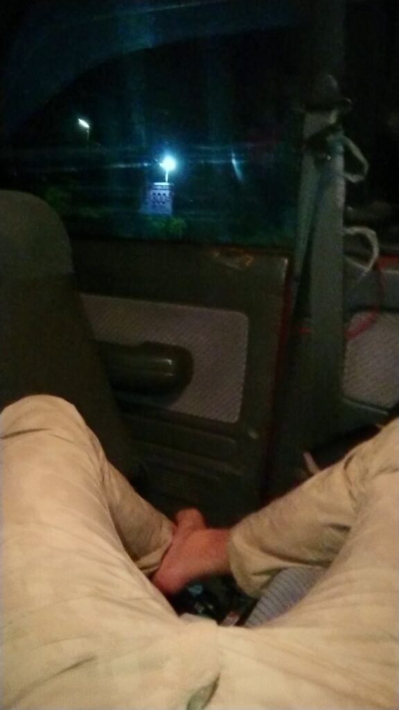 せん。 一人の整備士として、またバイク乗りとして泥臭いことをやってきた自分が、失敗を繰り返しながら「あ、これが一番心地いいな」って思えるものを見つけた独り言です。
「へぇ~」くらいで、気楽に読み流してくれれば嬉しいです。
誰かの正解じゃなく、読んでくれたの旅を見つけるための何かしらの「ヒント」になれば。そんな願いを込めて、書き進めてみます。
旅行じゃない旅!!
不自由な自由を求める。
旅って言うと大げさな感じですが、旅行ってなんだか決められた行程をこなす作業のように感じてちょっと疲れてしまうんです。
もちろん、ツーリングや複数人で行くときはそれはそれで楽しいんですけどね。
やっぱり思った通り自由に行動できるっていいなって思うんです。
「感じのよい川見つけた!!釣りしたい!!」
「今日はここで寝ようかな…」
「あっちの細い山道の先、何があるんだろう…」
「ここで飯を食う!」
そんな風に、その時の気分だけでハンドルを切る。
この先の天候が悪ければ行き先を変える。
渋滞してたら脇道を進む。
全部を自分で決めて、全部自分に返ってくる。この「不自由を楽しむ余裕」こそ、最高の遊びだと思うんです。
着続けた革ジャンを自分で塗り直したり、動かなくなったバイクをちまちま直したりするのも同じで、誰かに用意されたピカピカの新品じゃなく、自分の手で「走れる状態」にした相棒と、あえて不便な、行かないような場所へ行く。
直感でハンドルを切って、行き止まりだったら「あちゃー」って笑って引き返す。
そんな、端から見れば「無駄」だと思える時間の中にこそ、自分だけの本当の自由が詰まっている気がするんです。
車は拠点 バイクは翼
「バイクで行けばいいじゃん」ってよく言われるんですけど、車載旅には、それとはまた別の「極上の自由」があるんです。
自分にとってプロシード(ピックアップ)は、どこでも眠れる「家」であり、大切な道具を詰め込んだ「移動ガレージ」的なツールでもあるんです。
高速道路の退屈な移動や、突然の雨は車の中でやり過ごす。
で、ここぞという最高のワインディングや、細い路地の匂いを感じたい場所に着いたら、そこで初めて「翼」を降ろすんです。
重い荷物を車に預けて、身軽になったバイクで地元の空気を切り裂く。この瞬間の軽快さは、一度味わっちゃうともう戻れません。
自分の手で仕上げた相棒を、自分の運転するトラックで運ぶ。 バックミラー越しに、がっちり固定されたバイクの姿を確認するたび、「さあ、どこまで行こうか」ってニヤけちゃう。
車という「拠点」があるからこそ、バイクという「翼」でどこまでも遠くへ、安心して飛び立てる。このセットが、僕の最強のツールなんです。
自由の代償
自由って最高ですけど、そこには必ず「自分の身は自分で守る」っていう代償がついて回ります。それを痛烈に感じたのが、海外でバイクを借りたときでした。
プーケットの路地裏で借りた、見た目だけは派手なスクーター。いざ走り出してブレーキを握ったら、指がレバーを通り越してグリップに付きそうなくらいスカスカだったんです。「あ、これ死ぬかもな」って、一瞬で背中が凍りつきました。
タイヤをよく見れば、カチカチに硬化してヒビだらけ。もしあのままスコールの路面に突っ込んでいたら、今頃こうしてブログなんて書いていられなかったはずです。
「借り物だから動けばいい」なんて甘い考えは、異国の地では通用しません。 自由を最後まで楽しみ切るためには、相応の「備え」が必要なんです。 だからこそ僕は、どんな旅先でも自分の眼を信じるし、日本で自分の相棒に向き合うときは、ネジ一本の締め付けにもこだわるようになりました。
「最悪」を想定して、最高に楽しむ。 それが、不器用な僕なりにたどり着いた旅の作法なんです。
旅をとめない!!
僕が現場で最低限、これだけは譲れないのは「三種の神器」のチェック。
タイヤの「鮮度」:溝があるからOK、じゃないんです。ゴムが硬くなってないか、ひび割れてないか。
チェーンの「張り」:ダルダルだったり錆びてたりするのは、ただのパワーロス。最悪、旅先で外れたらそこで試合終了です。
ブレーキの「確信」:握った時に「止まる!」と確信できるか。レバーの遊びやパッドの残量、ここをケチるくらいなら旅には出ない方がいい。
「知識」っていうと難しく聞こえますが、これは相棒に対する「礼儀」みたいなもんです。 自分の手で少しずつ整えて、100%信頼できる状態で走り出す。この準備の時間があるからこそ、道の上で何が起きても「まあ、なんとかなる」と笑っていられる。
目的地は着いたところ
「どこまで行くの?」って聞かれるのが一番困ります(笑)。 僕にとっての目的地は、あらかじめ地図にピンを打った場所じゃない。走って、走って、「あ、ここいいな」ってエンジンを切った、その場所が目的地なんです。
広島の静かな夜の空気とか、プーケットの鼻につく熱い風、台湾の雑多な路地の匂い。 そんな、観光ポスターには載らないような「なんてことない景色」が、僕の旅の宝物です。自分で直し、自分で運び、自分の足でたどり着いたからこそ、そこは僕だけの特別な「聖地」になる。
「予定通りにいかないこと」を楽しむのが旅。 道に迷って、予定外の場所で真っ暗になっても、そこにプロシードがあればそこが寝床。 目的地に縛られず、今この瞬間、自分が立っている場所を面白がる。そんな不器用で自由な旅を、僕はこれからも続けていきたいと思っています。
旅は自立
人生、思うようにいかないことばかりですよね。 仕事で理不尽な思いをしたり、人間関係に疲れたり。僕だって、ただただ「やってらんねぇな」って投げ出したくなる夜は何度もありました。
でも、この不自由な旅を繰り返す中で、一つだけ学んだことがあります。 それは、**「自分で自分の機嫌を取り、自分の足で立つ」**という方法です。
壊れたら自分の手で直せばいい。道が塞がっていたら、別のルートを探せばいい。 そうやって旅先で一つひとつ問題をクリアしていくたび、少しずつ自分がタフになっていくのを感じるんです。この「自律」の感覚こそが、日常に戻ったときの自分を支える、目に見えない最強の武器になります。
完璧な準備なんていらなくて、まずは隣町まで走ってみる。 ボロい革ジャンを塗り直した時のような、あの小さな一歩の積み重ねが、いつの間にかあんたを遠い場所まで連れて行ってくれるはずです。
ここまで読んでくれて、ありがとう。 次はどこかの道の上で会いましょう。あんたの旅も、心から応援しています。