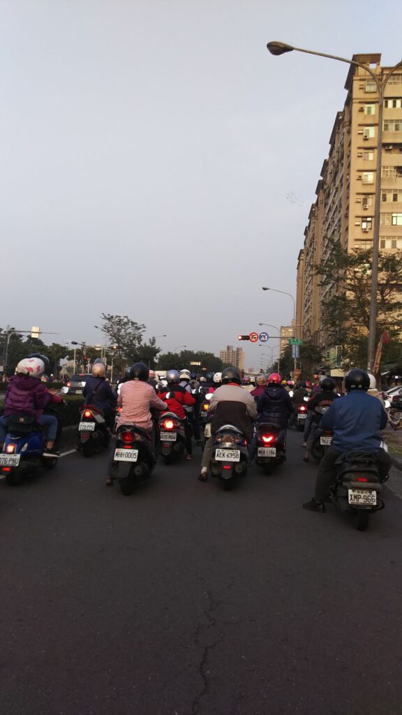台湾 レンタルバイク 旅 渋滞