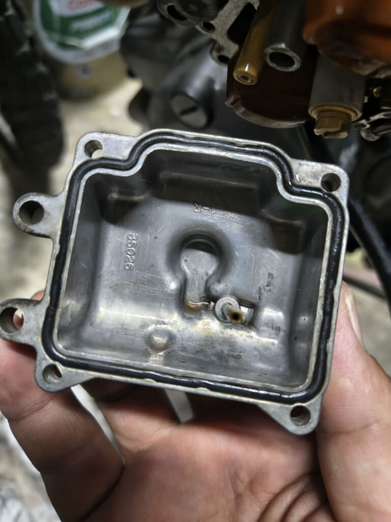 エンジンとまった　タンクサビセロー 外装　シート　タンク穴補修　コックオーバーホール　キャブレター点検
